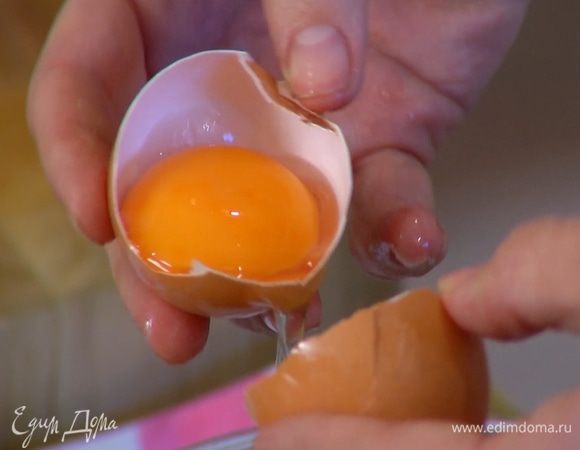 Белки отделить от желтков.