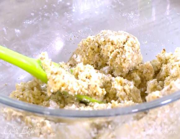Сливочно-сахарную массу добавить к миндалю с творогом и вымешать однородное тесто.