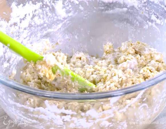 Белки взбить в пышную массу и в два-три приема ввести в тесто, каждый раз перемешивая.