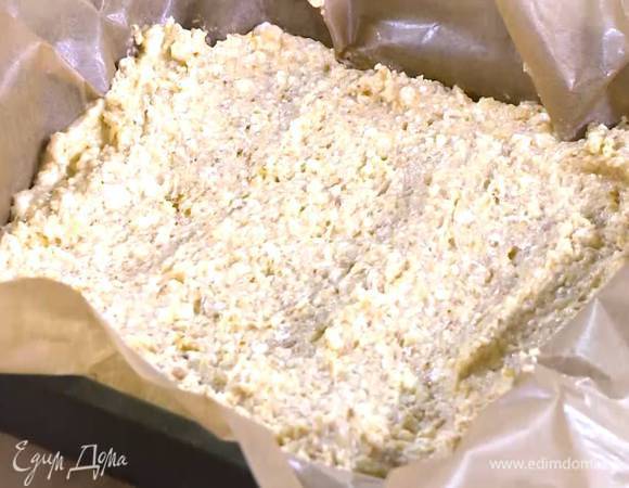 Небольшую форму выстелить бумагой для выпечки и равномерно выложить тесто.