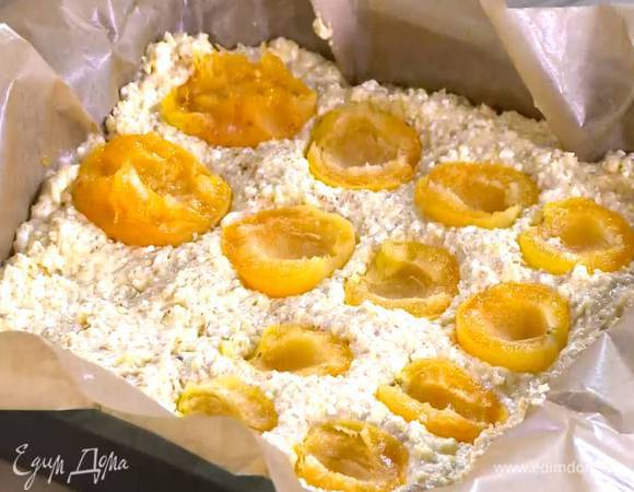 Абрикосы разделить пополам и, удалив косточки, поместить на тесто срезом вверх, слегка утапливая их.