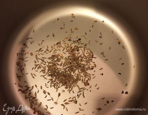 Кастрюлю разогреть, насыпать чили и кумин. Подождать, пока специи пустят аромат (1 минута), и начнут прыгать.