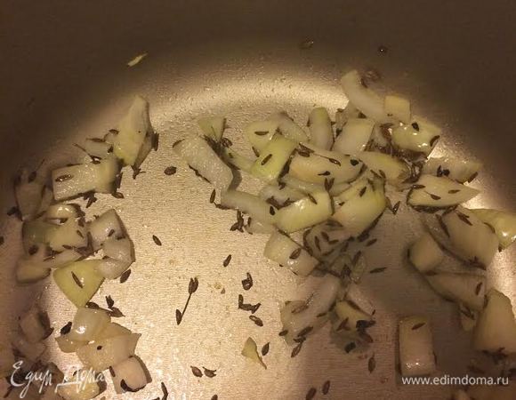 Уменьшить огонь, добавить масло, лук, чеснок и тушить 5 минут.