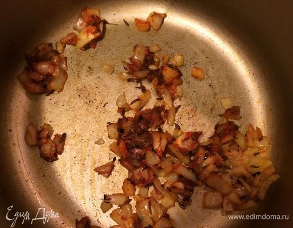 Добавить томат, перемешать.