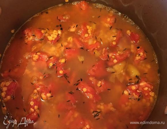 Чечевицу лучше брать красную, дробленую. Помидоры очистить и нарезать. Чечевицу хорошо промыть. Добавить к луку помидоры, чечевицу и бульон. Накрыть крышкой и варить 15 минут.