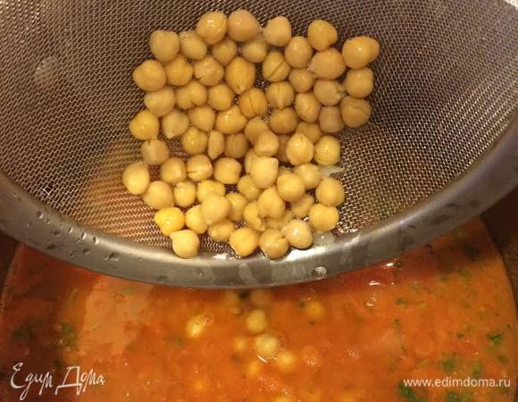 Нут промыть и добавить в суп, перемешать и снять с огня.