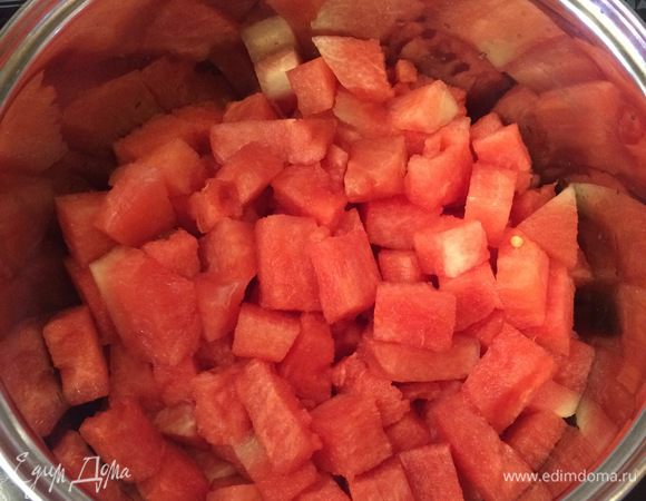 Арбуз очистить от косточек и от кожуры, оставляя белое основание. Нарезать на кусочки. Размер кусочков выбирайте сами, но учтите, что к концу варки кусочки уменьшатся почти в два раза.