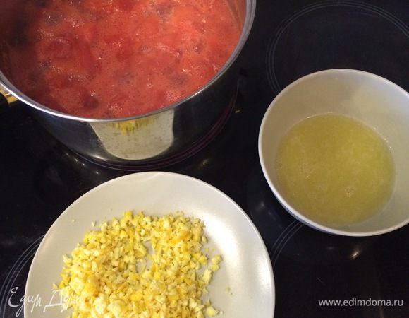 Пока варится арбуз, займемся лимоном. Цедру необходимо измельчить, я это делала в блендере, но можно нарезать ножом или натереть на терке. А из самого лимона выжимаем сок. Мякоть нам не понадобится. 