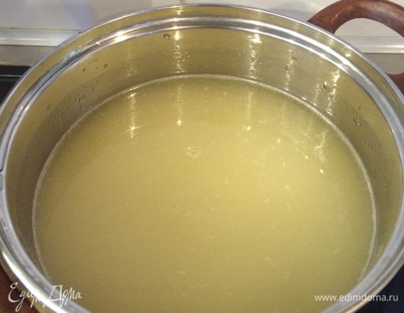 Теперь готовим сироп. В отдельной кастрюльке смешиваем 100 — 150 мл воды с лимонным соком и добавляем туда 500 г сахара. Доводим до кипения.