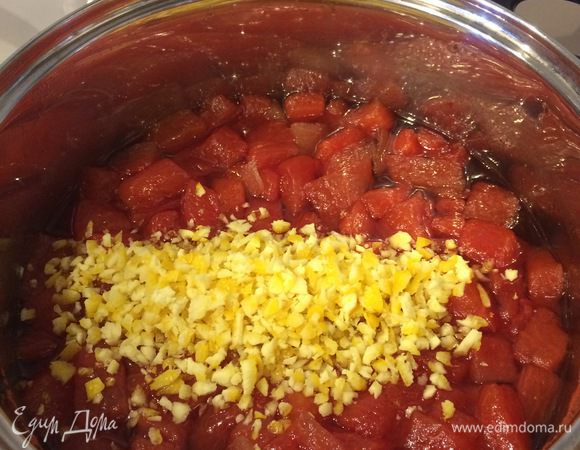 Когда арбуз стал мягким, добавляем к нему 1 кг сахара, а когда сахар растворится, добавляем лимонную цедру и варим 5 минут.