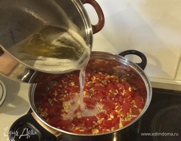 Вливаем сироп к арбузу. Продолжаем варить на среднем огне до загустения сиропа, около 1 часа. Не забываем помешивать.