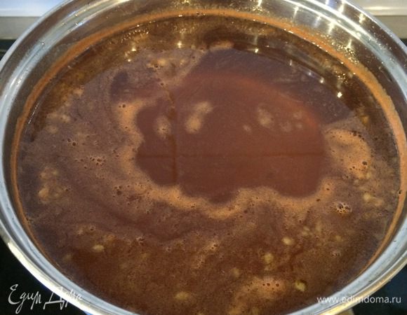 Дальше смотрите сами. Если у вас арбуз дал много сока, как у меня, и вы понимаете, что такой сироп не загустеет, смело сливайте половником часть сиропа в отдельную кастрюлю, дайте ему покипеть, а после остывания перелейте в подходящую емкость для хранения. Такой натуральный сироп в дальнейшем очень хорошо подойдет для блинчиков, творога или мороженого. У меня сиропа получилась целая кастрюля!