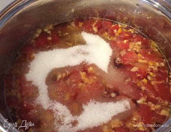 В процессе кипения нашего варенья добавляем туда остальные 500 г сахара.