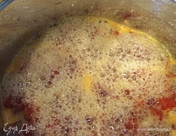 Вот как выглядит кипящее варенье после 45 минут варки. Сироп уже достаточно густой, и поднимается большая пенка. Огонь лучше убавить ниже среднего. 