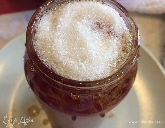 Разливаем горячее варенье по баночкам, перед закруткой немного посыпаем сахаром, не перемешивая, закручиваем и оставляем остывать. Пусть вас не смущает, если варенье не слишком густое, в баночке после остывания оно загустеет. Потом убираем в темное, прохладное место или в холодильник. 