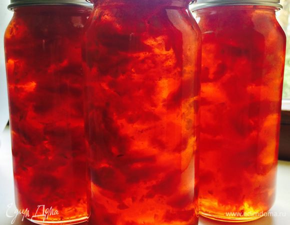 Из данного количества продуктов у меня получилось три баночки варенья по 250 г, а также почти 500 мл сиропа. 
Приятного аппетита!