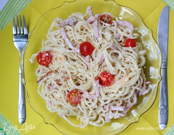 Вливаем готовый соус в спагетти, добавляем сушеный базилик (по вкусу), можно также добавить помидоры черри, все это дело перемешиваем и наслаждаемся вкусным обедом =)