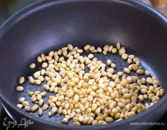 Кедровые орехи подсушить на разогретой сковороде.