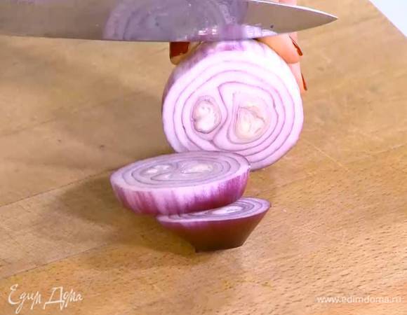 Красный лук почистить и нарезать толстыми кольцами.