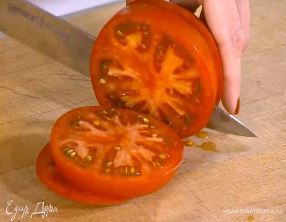 Помидор нарезать толстыми кружками.