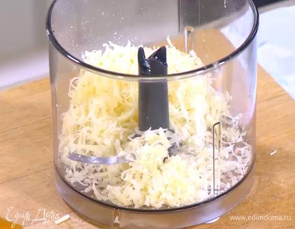 Сыр натереть на крупной терке.