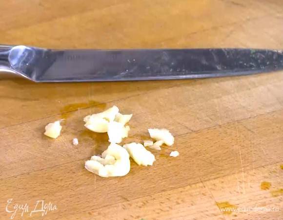 Чеснок раздавить плоской стороной ножа, затем почистить и мелко порубить.