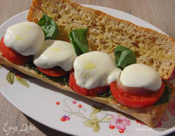 Готовый панини украсить листьями базилика.