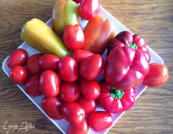 Это ингредиенты для салата. Сложно уточнить, сколько помидоров или перца уйдет на одну банку, поэтому все делаем на глаз. Моем наши овощи. Также подготовим банки, в которые будем укладывать салат. Я использую литровые банки, нам как раз для всей семьи из 4 человек хватает на 1 раз. Можно закатывать и в 700-граммовые баночки, если семья поменьше. Для данного салата я покупаю упругие томаты — сливки, чтобы они не разварились при стерилизации, а также болгарский перец, и если есть, то кладу и гогошары (не обязательно).