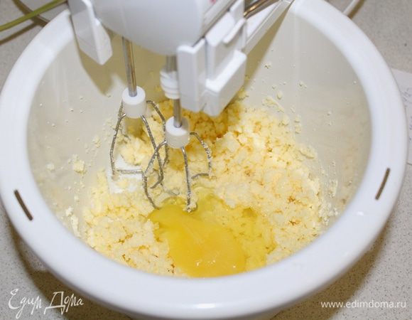 Масло взбить с сахаром, добавить яйцо, лимонную цедру и взбить еще раз.