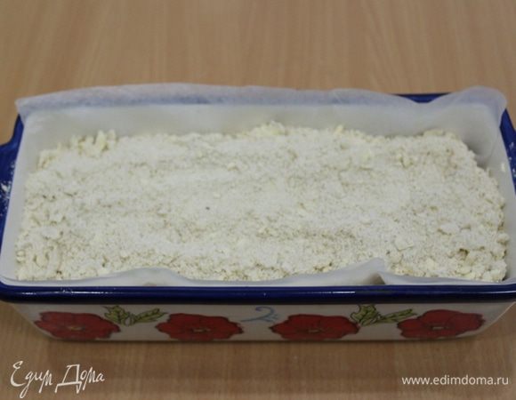 Сверху сливы равномерно посыпать штрейзелем.