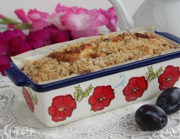 Поставить форму с кексом в разогретую  до 180°С духовку и выпекать до сухой спички, около 45 — 50 минут.