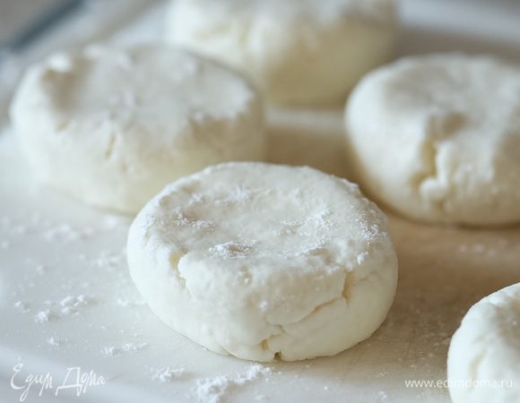 Из теста сформировать шайбочки, запанировать их в рисовой муке.