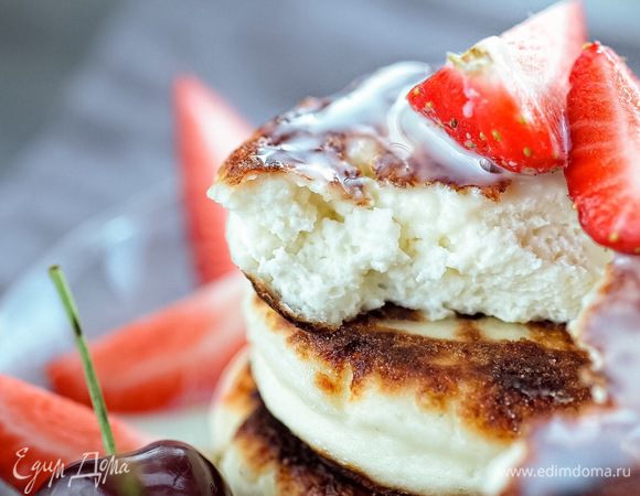 Подавать с любимым вареньем, медом или сгущенкой. Вот такие сырники получаются в «разломе». Видите, какие нежные? При этом они идеально держат форму. За счет отсутствия сахара в тесте и волшебным свойствам рисовой муки сырники получаются плотными, но необыкновенно нежными.