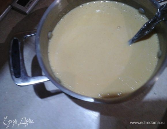 Смешать творожный сыр, специи, сгущенное молоко и яйца: смешать можно блендером или миксером. Добавить тыквенное пюре и перемешать.