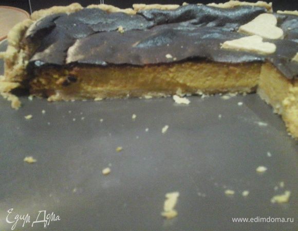 Мой пирог немного «загорел», пока укладывала малыша спать, но всё же это очень-очень вкусно: хрустящее тесто и нежно сладкая, пряная начинка.