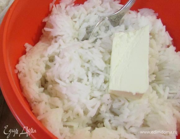 Рис в варочных пакетиках (я брала Басмати) положить в кипящую воду. Варить до готовности, около 12 минут. Затем выложить рис из пакетиков в миску. Положить 20 г сливочного масла и хорошо перемешать.