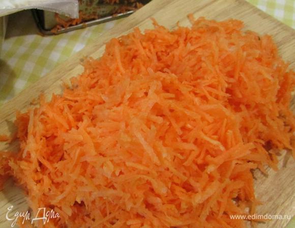 Морковку почистить и натереть на мелкой терке.