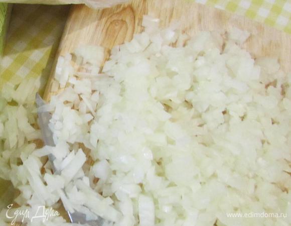 Репчатый лук почистить и нарезать кубиками.