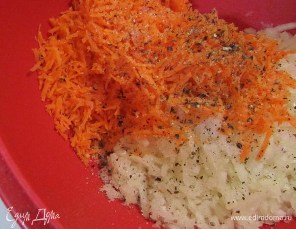 Смешать в миске лук и морковь. Добавить сахар, соль и свежемолотый черный перец. Перемешать.