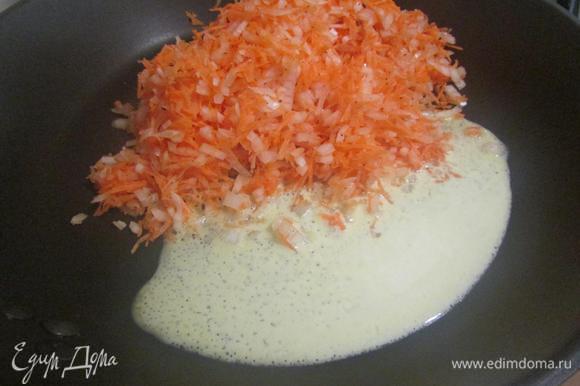 Оставшиеся 20 г сливочного масла разогреть в сковороде. Выложить морковно-луковую смесь и обжарить до золотистого цвета.