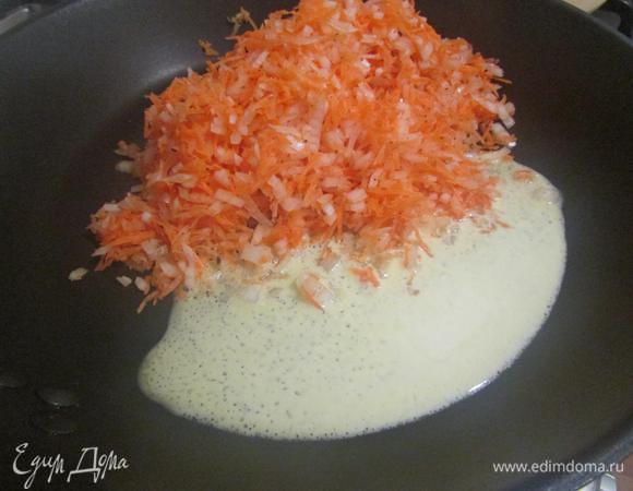 Оставшиеся 20 г сливочного масла разогреть в сковороде. Выложить морковно-луковую смесь и обжарить до золотистого цвета.