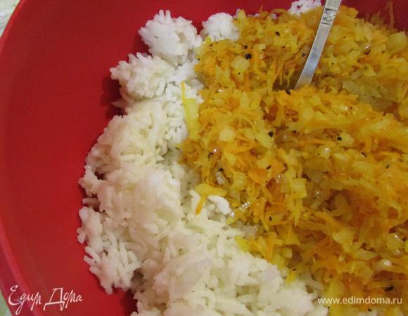 Соединить рис и овощи.