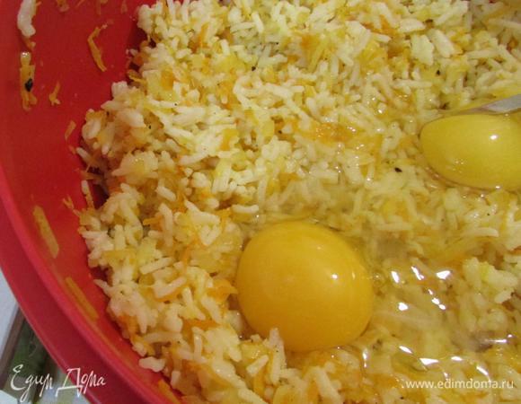 Добавить яйца и хорошо все перемешать.