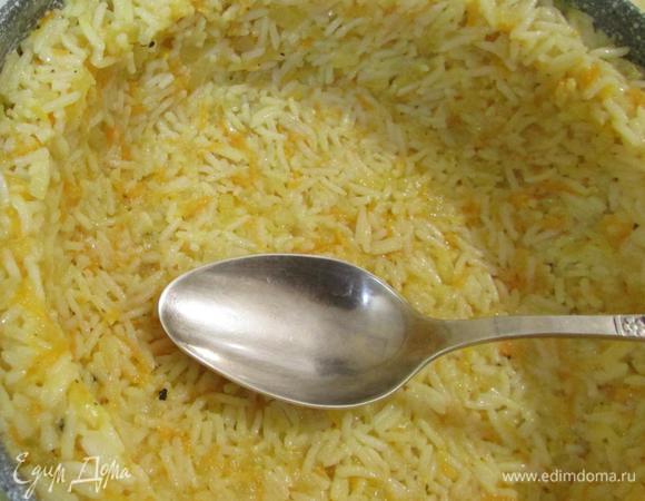 Разъемную форму (20 см) смазать сливочным маслом и присыпать мукой. Лишнюю муку стряхнуть. Выложить овощной рис в форму, ложкой формируя бортики.