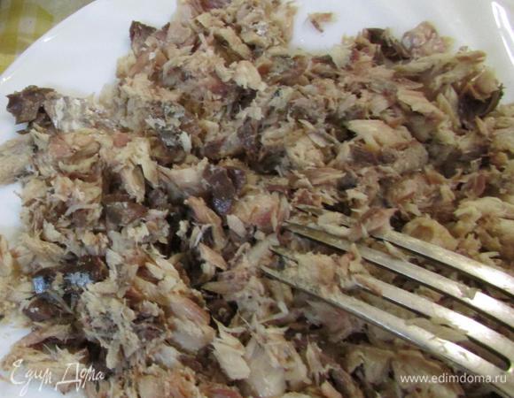 Открыть рыбные консервы, слить жидкость, отделить от костей. Рыбу размять вилкой.