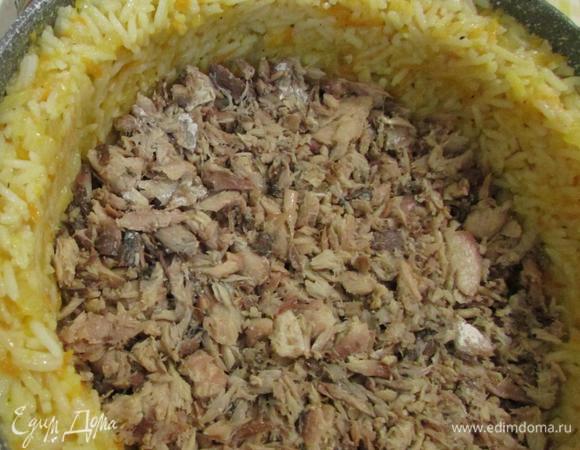 И выложить рыбку на рис, разровнять.