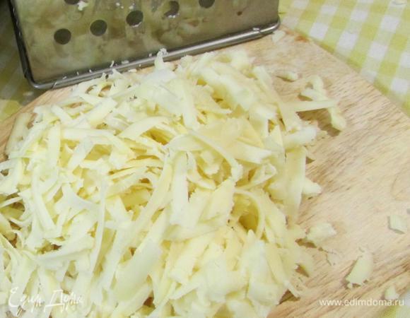 Приготовить заливку. Сыр натереть на крупной терке.