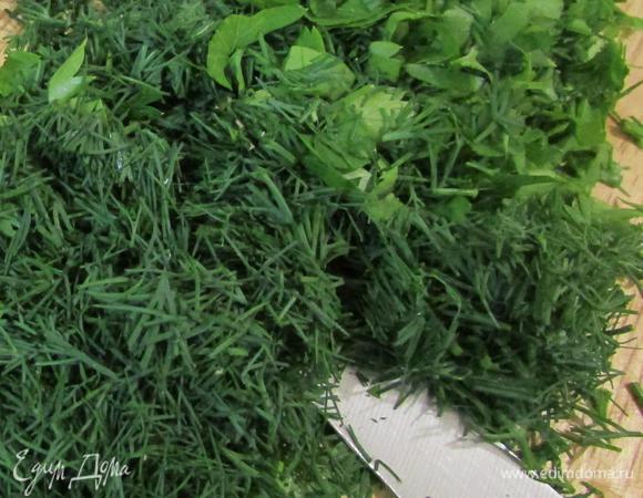 Зелень промыть в теплой кипяченой воде, обсушить и мелко нарезать.