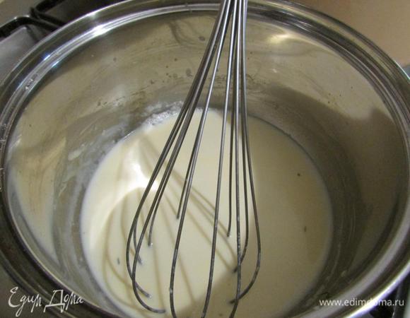 В сотейнике растопить сливочное масло. Всыпать муку, добавить немного молока. Мешать венчиком, постепенно подливая оставшееся молоко. Соус прогреть на медленном огне, примерно 2 минуты. Когда соус загустеет, снять с огня.