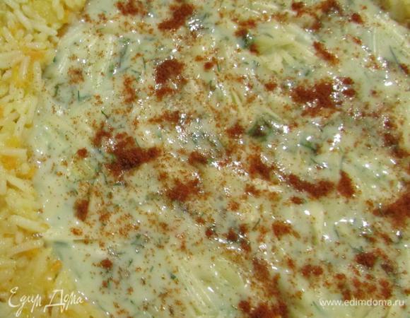 Пирог присыпать паприкой. Отправить пирог в разогретую (180°С) духовку. Выпекать 35-45 минут. 